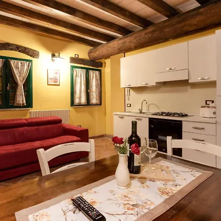 Beautiful Chalet With Swimming Pool In Lombardy 木屋 马罗内