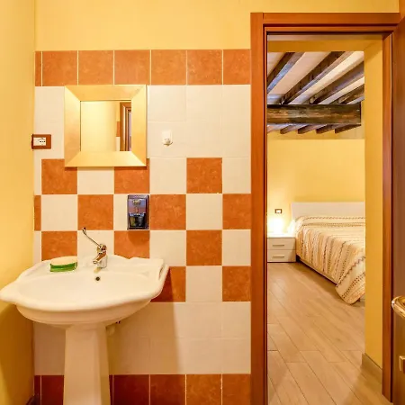Beautiful Chalet With Swimming Pool In Lombardy 木屋 马罗内